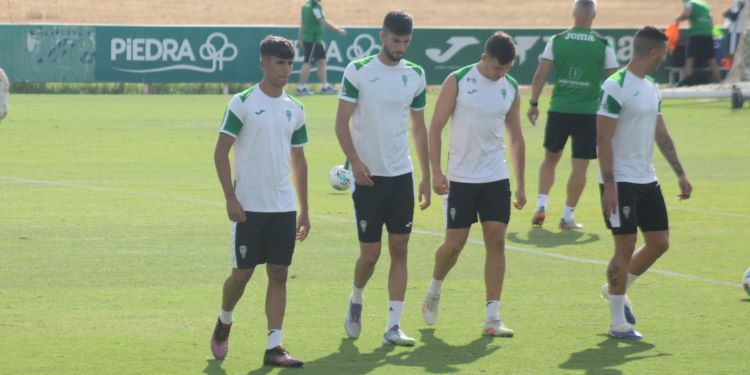 Theo Zidane junto a Alberto del Moral y otros compañeros.