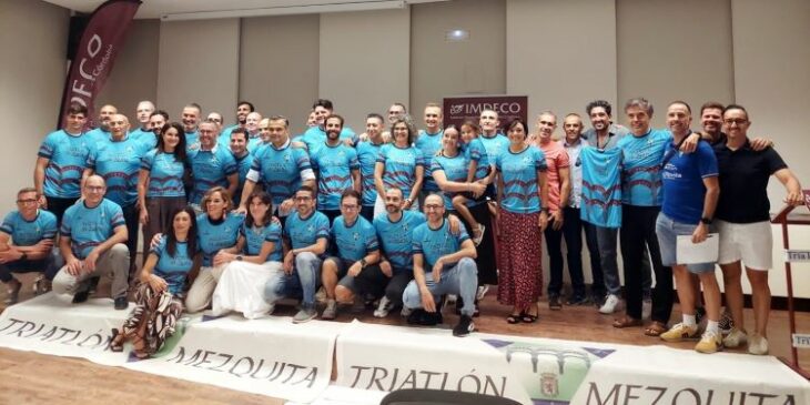 Socios y amigos de Triatlón Mezquita celebrando su 20 aniversario.