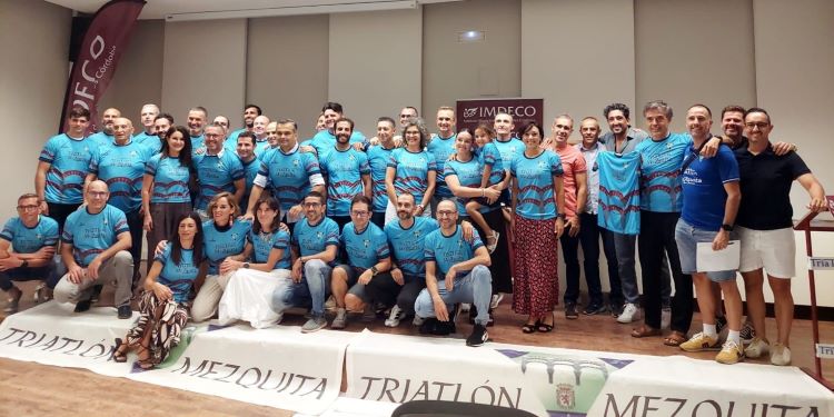 Socios y amigos de Triatlón Mezquita celebrando su 20 aniversario.