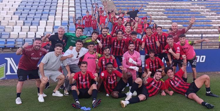 Celebración del histórico triunfo rojillo en Huelva.