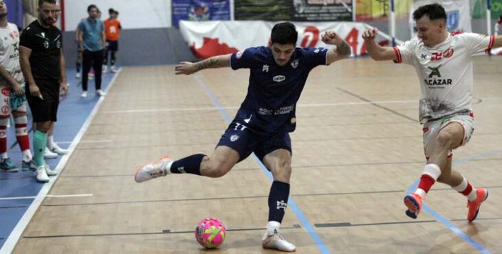Usero busca un pase ante un jugador del Alchoyano.