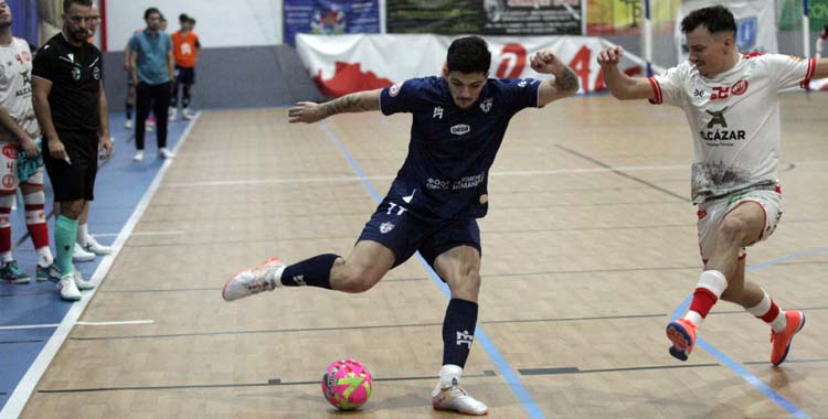Usero busca un pase ante un jugador del Alchoyano.