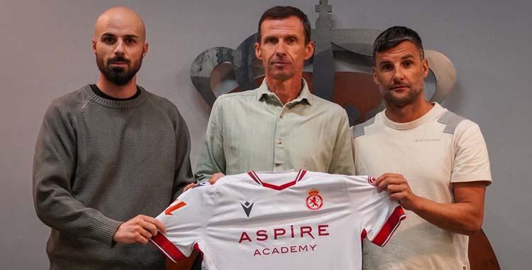 'Cuco' Ziganda y Jorge Pérez posan con la camiseta blanquilla.