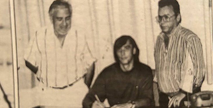 Antonio Adarve en una imagen de finales de los 80 junto a Enrique Cárdenas y a Miguel Ángel Portugal, firmando su contrato como jugador del Córdoba. Foto: @maportugal55