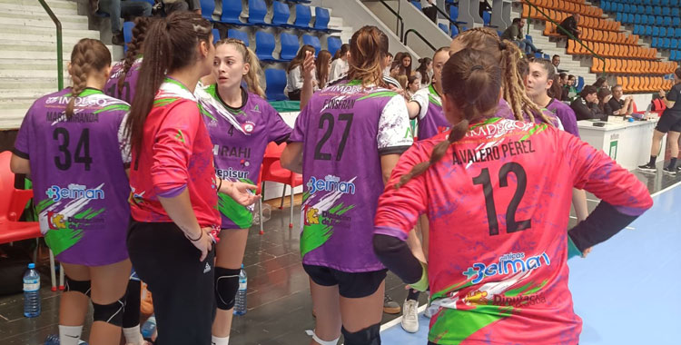 Las jugadoras de Adesal en su partido en Pamplona