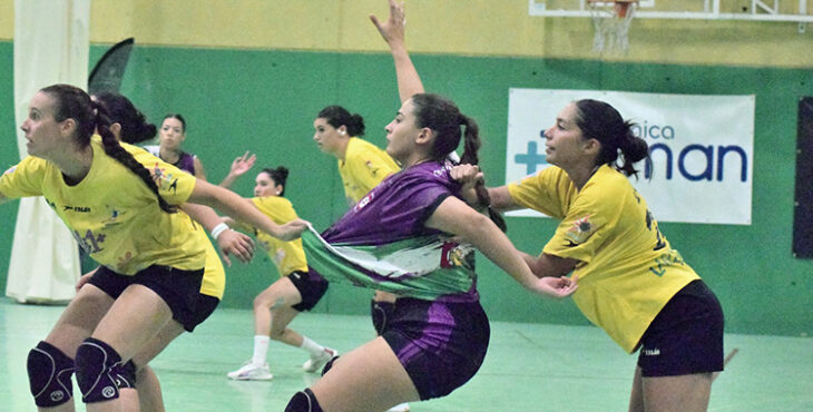 Intensa acción en el Pabellón Las Espartanas, con las jugadoras del Soliss BM Pozuelo y el Adesal Córdoba.