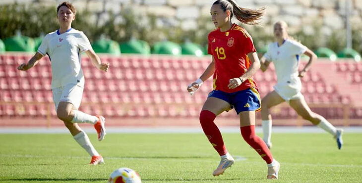 Alba Cerrato conduciendo la pelota en el amistoso ante Francia. Foto: RFEF