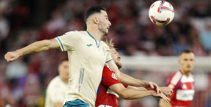 Albarrán ganando un balón por alto en la última visita del Córdoba a Granada. Foto: LaLiga Hypermotion