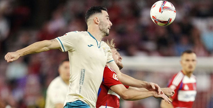 Albarrán ganando un balón por alto en la última visita del Córdoba a Granada. Foto: LaLiga Hypermotion