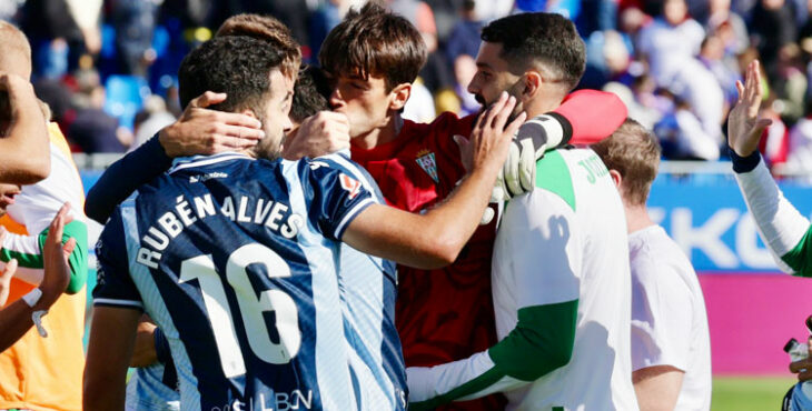 Una muestra de alegría del Córdoba tras vencer en Zaragoza. Foto: CCF