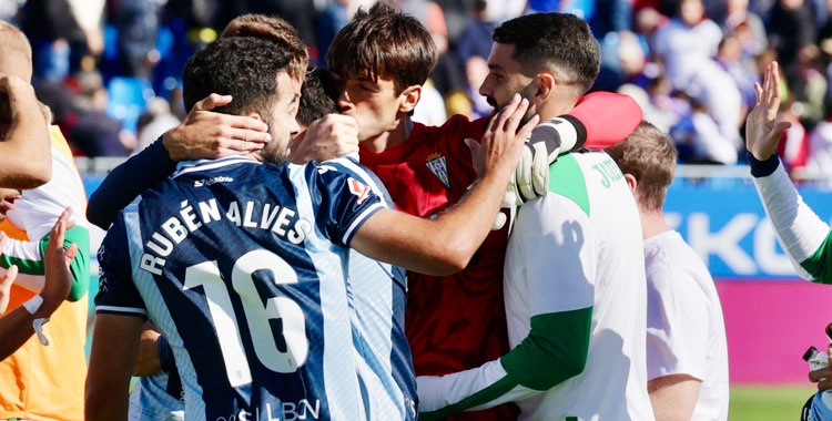 Una muestra de alegría del Córdoba tras vencer en Zaragoza. Foto: CCF