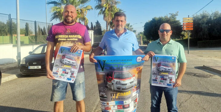 De izquierda a derecha, el concejal de Deportes, Rubén López; el alcalde de la localidad, Ramón Hernández; y Antonio Rocha, presidente del Club Los Simpáticos Arrás.