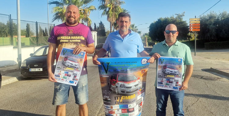 De izquierda a derecha, el concejal de Deportes, Rubén López; el alcalde de la localidad, Ramón Hernández; y Antonio Rocha, presidente del Club Los Simpáticos Arrás.