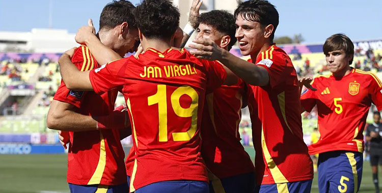 Cuenca, con el cinco. acude a la celebración del gol de España. Foto: RFEF