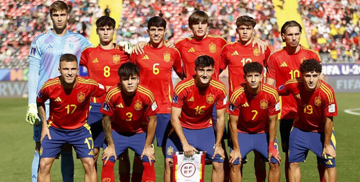 Andrés Cuenca, arriba en el centro, posa con sus compañeros en el once inicial de España sub20. Foto: RFEF