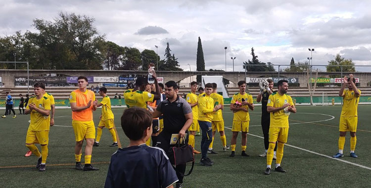 Los aplausos a la grada de los montillanos tras su tercer triunfo seguido. Foto: Montilla CF