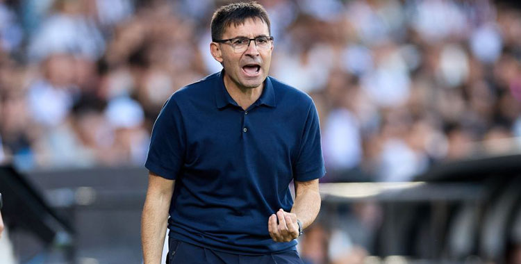 Asier Garitano dando órdenes ante el Castellón, su último partido como entrenador del Sporting. Foto: LaLiga Hypermotion