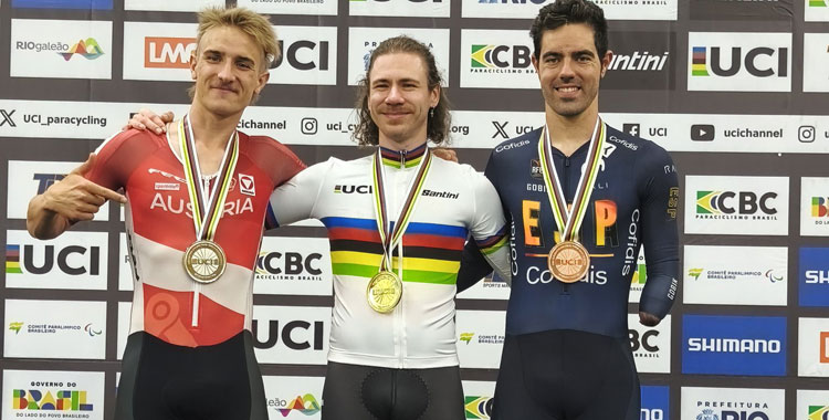 Cabello con su nueva medalla en la Velocidad C5 del Mundial. Foto: RFEC