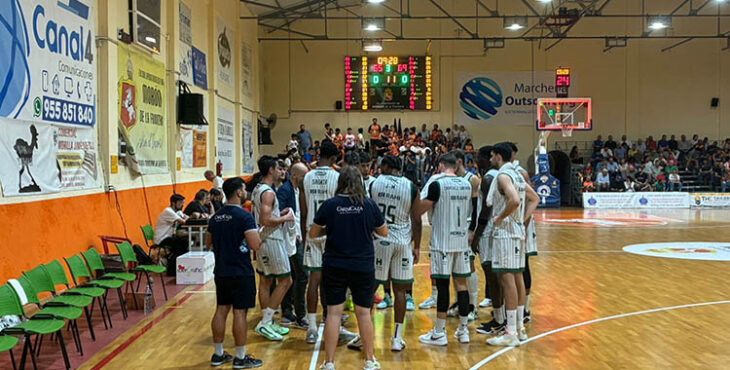 Tiempo muerto en el partido del C.B. Starlabs Morón vs Coto Córdoba CB Foto: Coto Córdoba CB