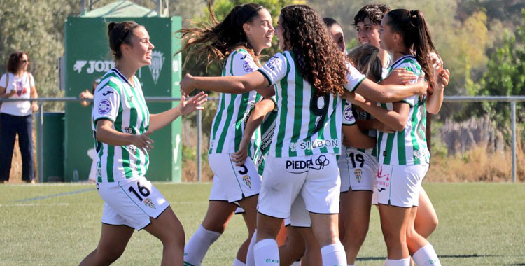 Las jugadoras blanquiverdes celebrando uno de sus cuatro goles. Foto: @CordobaFemenino