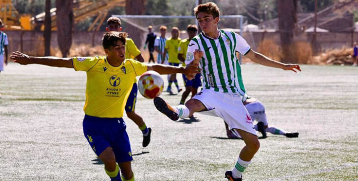 Un lance del disputado encuentro entre blanquiverdes y amarillos. Foto: CCF