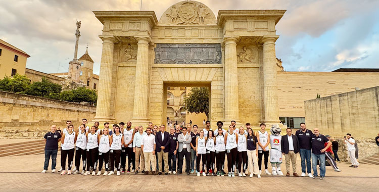 La puesta de largo del proyecto del Córdoba Club de Baloncesto en la Puerta del Puente el pasado jueves