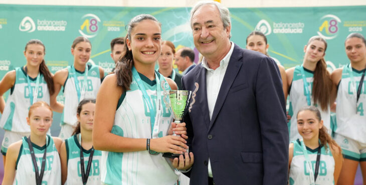Antonio de Torres en la entrega de trofeos y medallas, con Córdoba en el podio como segunda. Foto: FAB