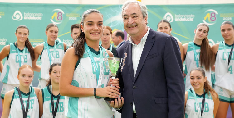 Antonio de Torres en la entrega de trofeos y medallas, con Córdoba en el podio como segunda. Foto: FAB