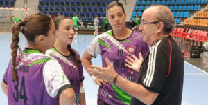 Rafa Moreno alecciona a sus jugadoras María Jesús Miranda, Nikki Blatché y Zoe Turnes. Foto: Rehi-Sepisur Córdoba