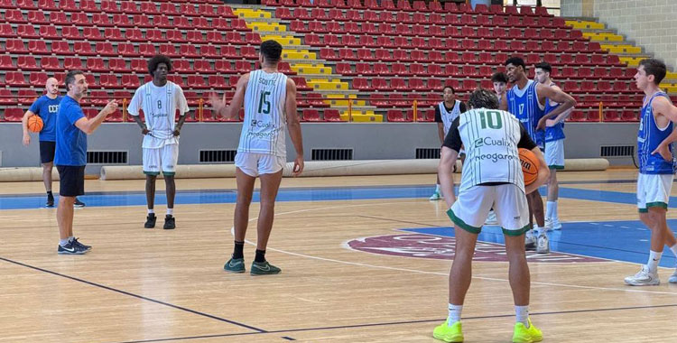 Gonzalo Rodríguez Palmeiro instruye a sus jugadores sobre una acción táctica en Vista Alegre. Foto: Córdoba Club de Baloncesto