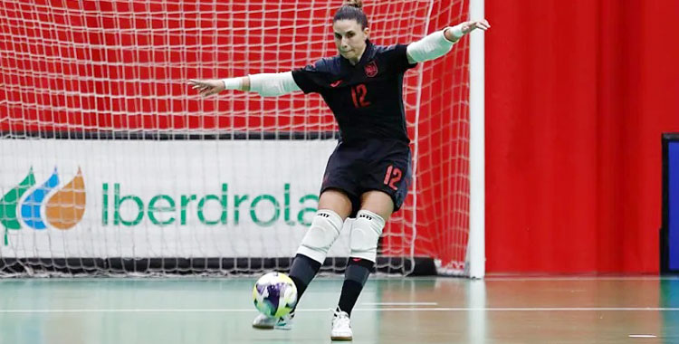 Cristina García golpea la pelota en el segundo encuentro amistoso ante Portugal. Foto: RFEF