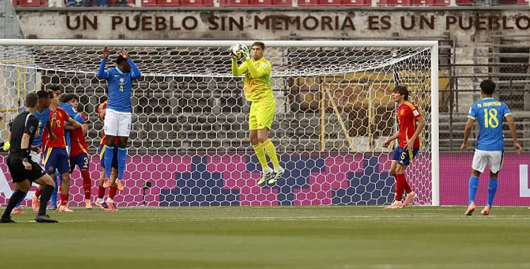 Cuenca observa la intervención de Fran González, protagonista del partido. Foto: RFEF