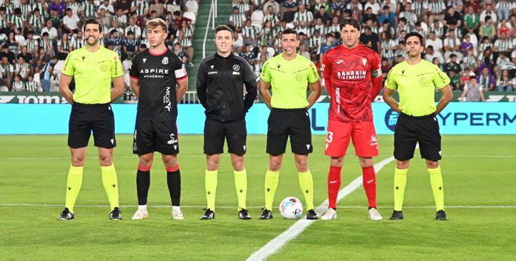 Carlos Marín ejerciendo de capitán en su vuelta al once ante la Cultural Leonesa. Autora: Natalia Román