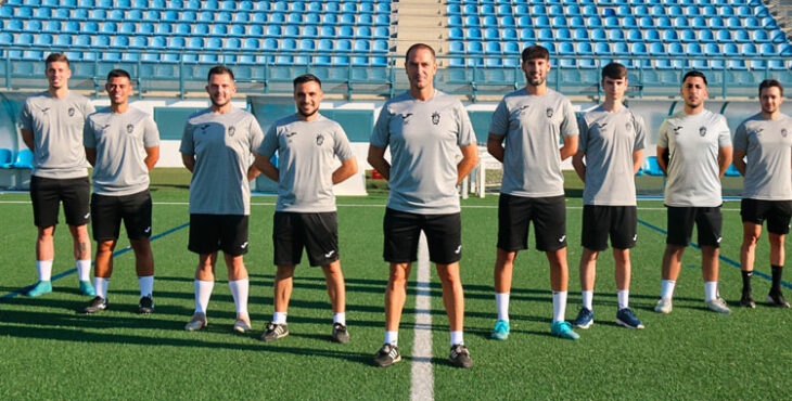 Diego Caro posando junto a su cuerpo técnico en el Illescas, su destino antes de esta nueva aventura. Foto: CD Illescas