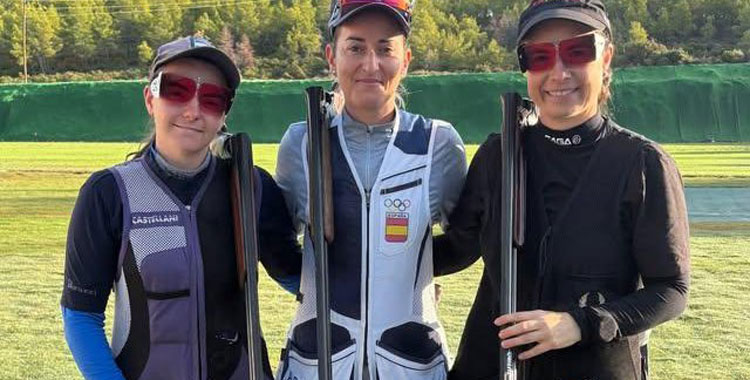 Fátima Gálvez posando con sus compañeras de selección Mar Molné y Beatriz Martínez. Foto: @RFEDETO