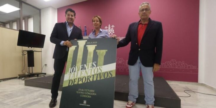 La presidenta del IMDECO, Marian Aguilar, junto a su gerente y el presidente de la Asociación de la Prensa Deportiva de Córdoba, Antonio Raya.