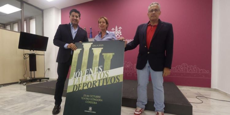 La presidenta del IMDECO, Marian Aguilar, junto a su gerente y el presidente de la Asociación de la Prensa Deportiva de Córdoba, Antonio Raya.