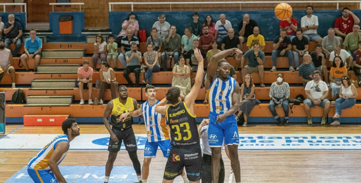 El salto inicial del duelo en Huelva del cuadro minero. Foto: Kla Verdier / Huelva Comercio Viridis