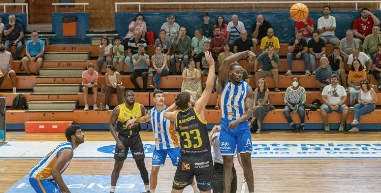 El salto inicial del duelo en Huelva del cuadro minero. Foto: Kla Verdier / Huelva Comercio Viridis