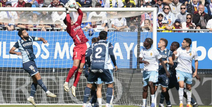Iker Álvarez atrapa un balón por alto en el partido contra el Zaragoza del domingo. Foto: LaLiga Hypermotion