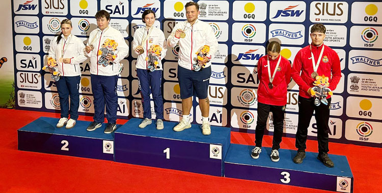 Irene del Rey tras recibir su medalla de bronce en Nueva Delhi junto a Isaac Hernández. Foto: @RFEDETO