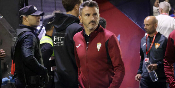 Iván Ania con gesto serio en Cieza. Foto: CCF