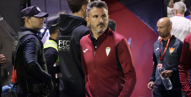 Iván Ania con gesto serio en Cieza. Foto: CCF