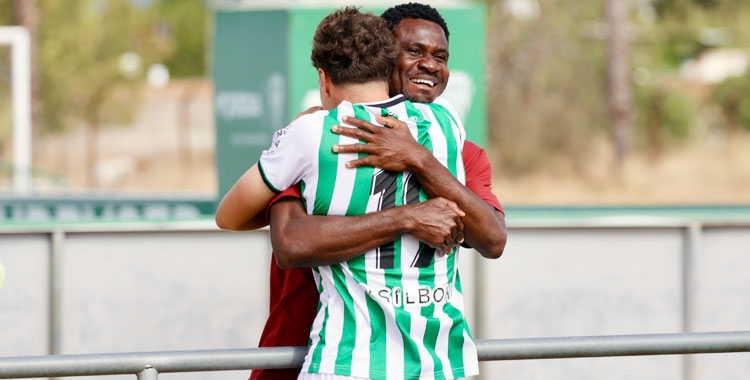 Jonathan Korbla recibiendo la dedicatoria en uno de los goles del Córdoba B ante el Utrera. Foto: CCF