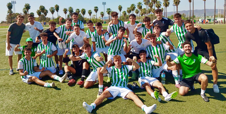 Los jugadores del Juvenil A blanquiverde celebrando uno de sus triunfos de octubre. Foto: @Cantera_CCF
