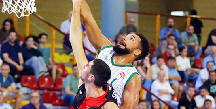 Kevin Schutte peleando debajo del aro, su hábitat natural. Foto: Córdoba Club de Baloncesto