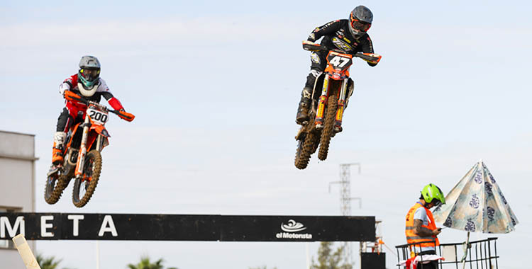 Varios pilotos de Mx2 cruzando la línea de meta de El Pinillo en el Motocross de Almodóvar del Río.