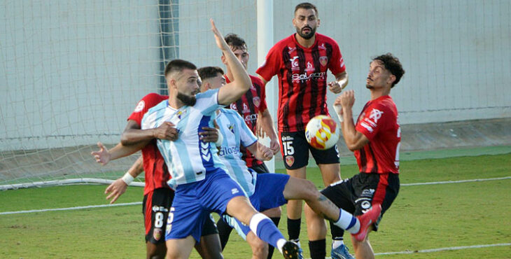 Los jugadores rojinegros trabajando en defensa para mantener el empate en Málaga. Foto: Tino Navas / Salerm Puente Genil