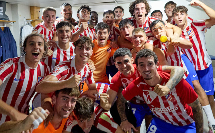 Matías, al fondo, celebra con sus compañeros el 1-3 ante el Villarreal B que les hizo líderes de la liga al final de la jornada. Foto: @AtletiAcademia