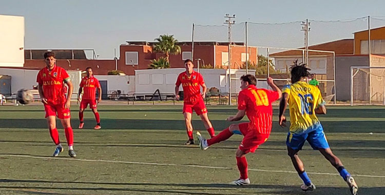 La escuadra auriverde, esta vez de rojo por coincidencia de colores, venció en Moguer. Foto: Montilla CF